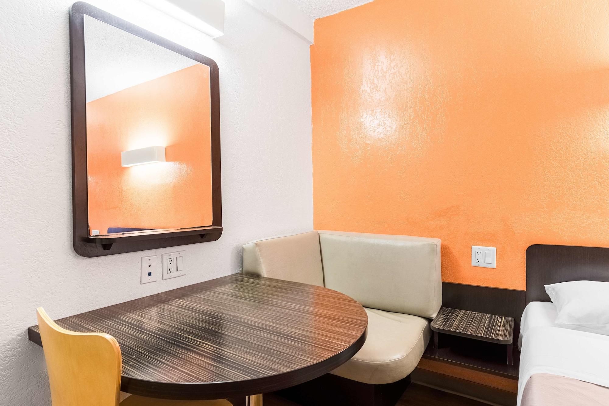 Motel 6-Long Beach, Ca - International City Eksteriør bilde