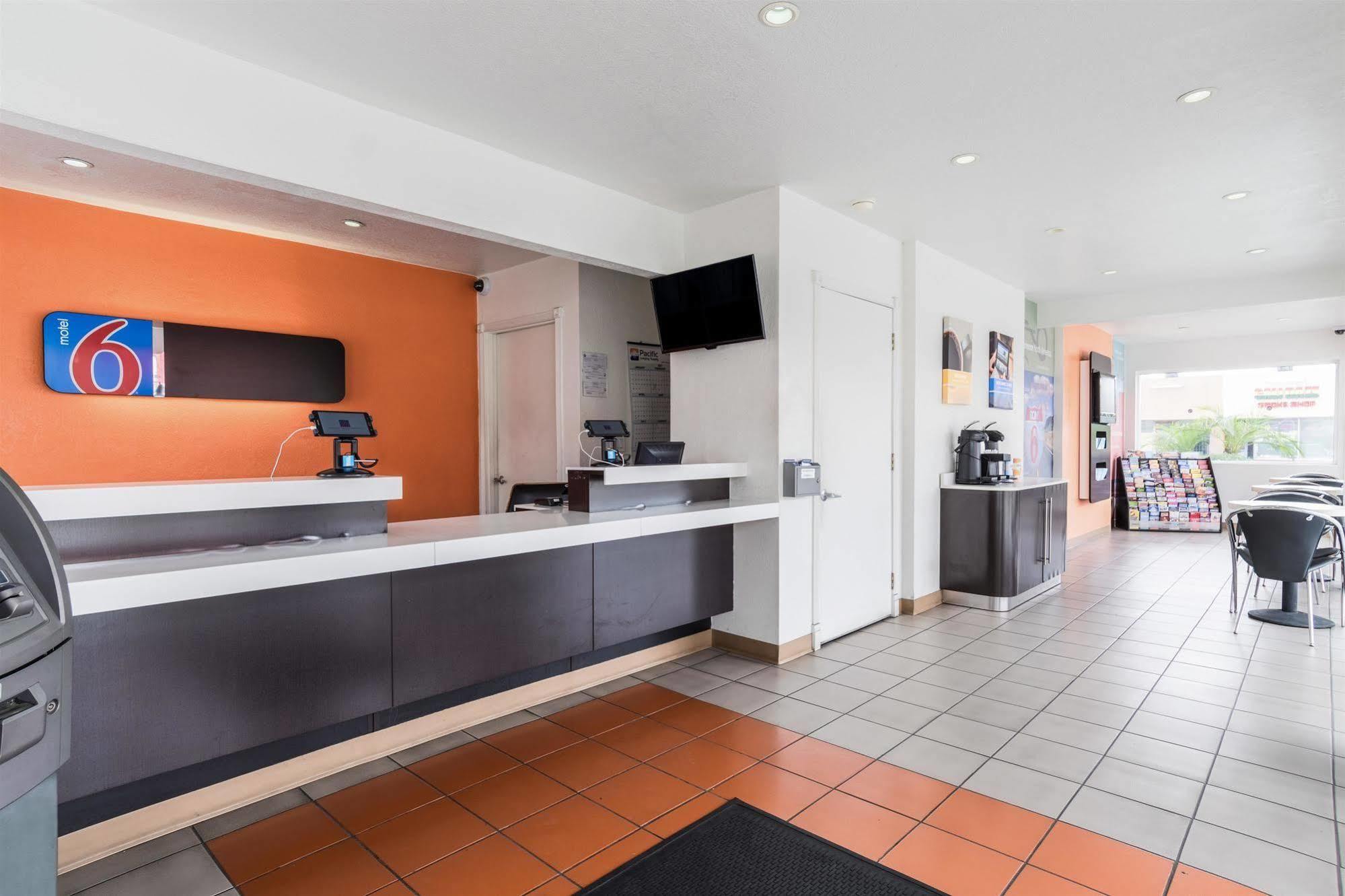 Motel 6-Long Beach, Ca - International City Eksteriør bilde