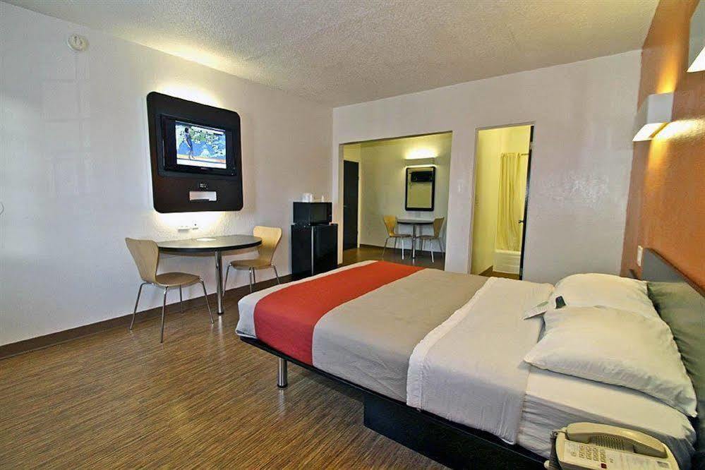 Motel 6-Long Beach, Ca - International City Eksteriør bilde